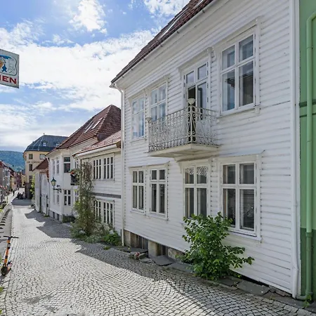 Spacious! 2024 Renovated! 4 Bedrooms! Lejlighed Bergen