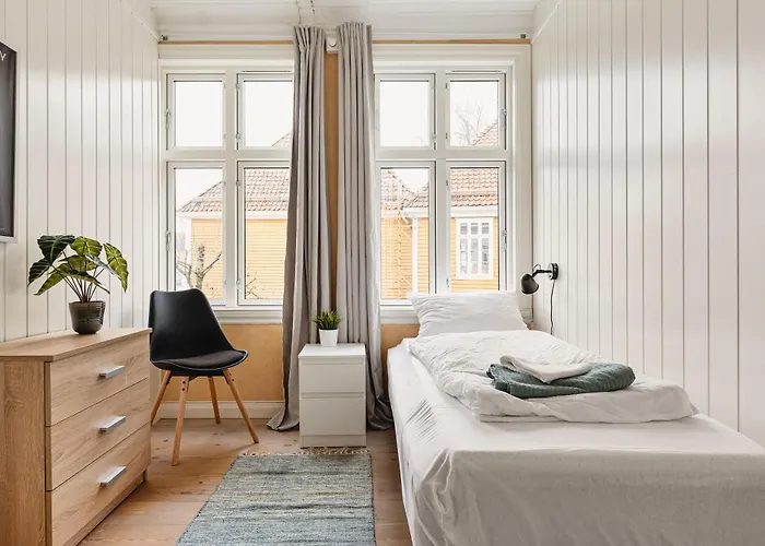 Spacious! 2024 Renovated! 4 Bedrooms! Lejlighed *