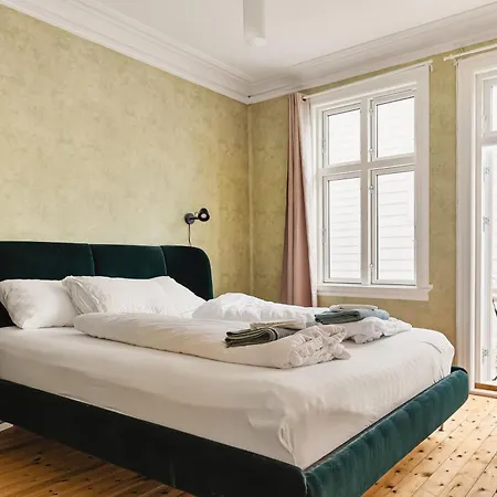 Appartement Spacious! 2024 Renovated! 4 Bedrooms! *