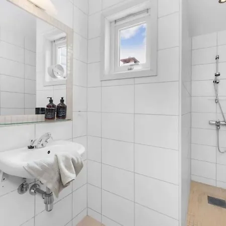 Apartment Spacious! 2024 Renovated! 4 Bedrooms! *