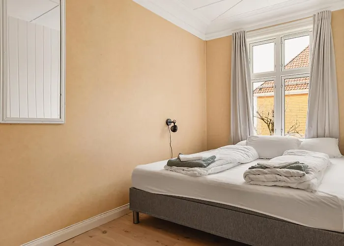 Spacious! 2024 Renovated! 4 Bedrooms! *